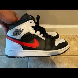 Jordan 1 mids Red Chile size 9